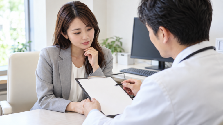 美容医療の説明書・同意書を読むときに確認したいことを相談・確認するイメージ